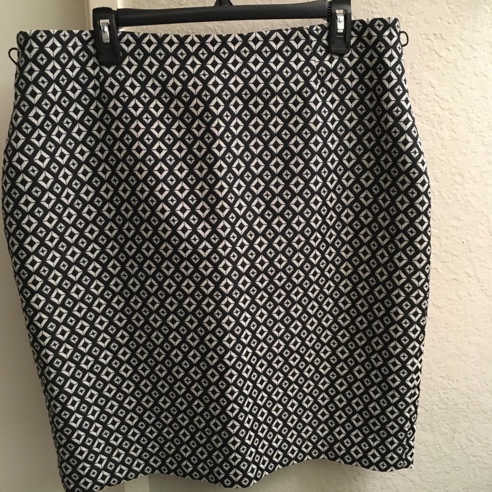 Worthington Black and White Geometric Pencil Skirt